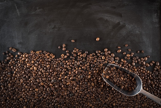 Achtergrond van koffiebonen op zwarte bord