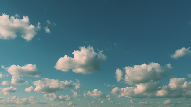 Achtergrond van licht rustige wolken verandert vorm wolken lopen over blauwe hemel hemelse wolken hemel