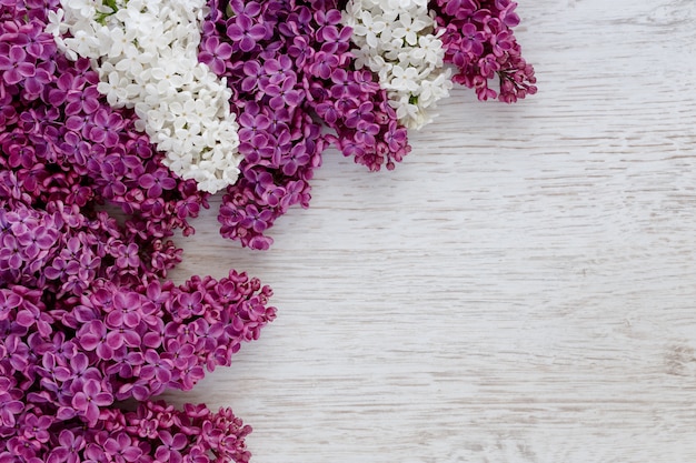 Achtergrond van lila bloemen op een houten oppervlak