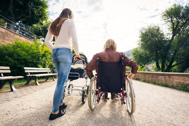 Foto achtergrond van mensen die op de weg lopen