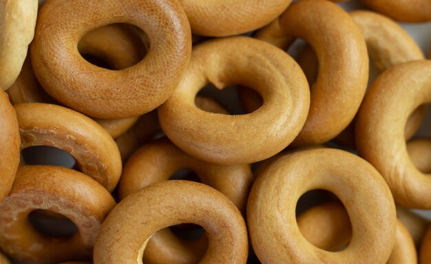 Achtergrond van mini ronde bagels hoop bovenaanzicht