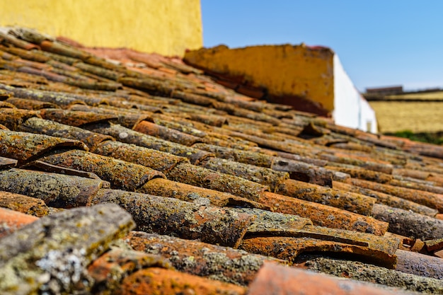 Achtergrond van oud dak van huis in Mediterraan dorp.