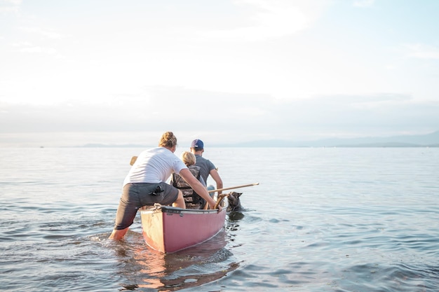 Achtergrond van ouders met zoon op een boot in zee tegen de lucht