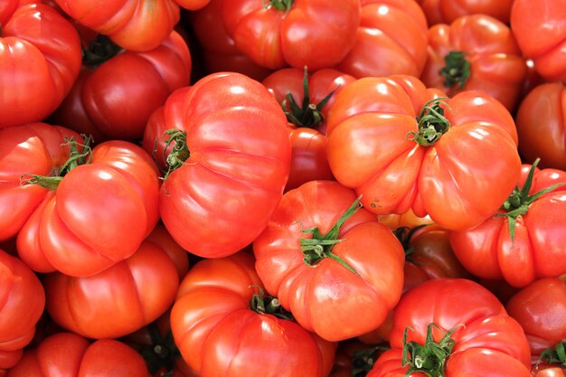 Achtergrond van rijpe tomaten op lokale markt in zuid-spanje