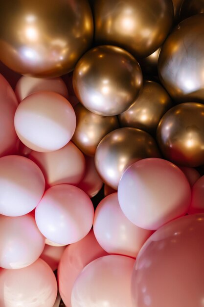 Achtergrond van roze en gouden ballonnen Kleurrijke ballonnen