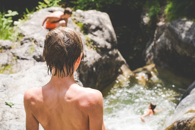 Foto achtergrond van shirtloze jongen in het water