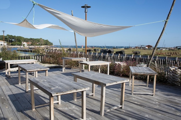 Achtergrond van strandbar in de zomer met geel houten bureau