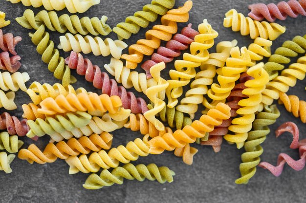 Foto achtergrond van veelkleurige pasta close-up bovenaanzicht