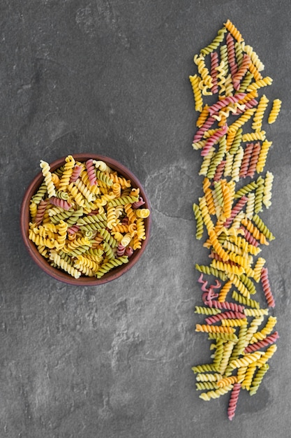 Achtergrond van veelkleurige pasta close-up bovenaanzicht