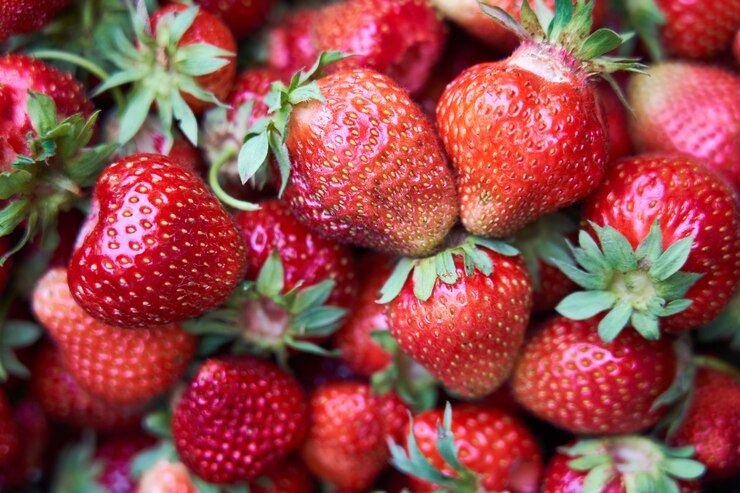Foto achtergrond van vers geoogste aardbeien, bovenaanzicht van lekker