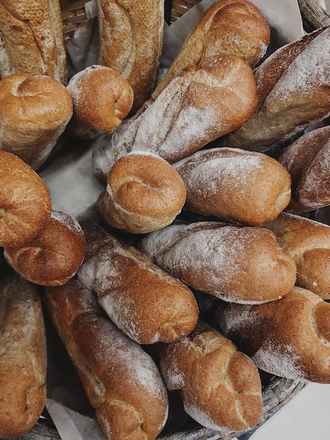Achtergrond van verse Franse baguettes in bakkerij, broodtextuur, hoogste mening