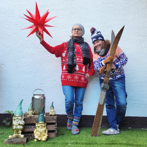 Foto achtergrond van vrouw met opgeheven armen bij kerstmis