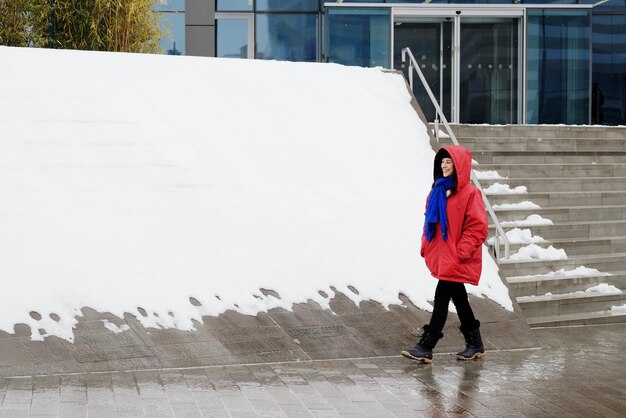 Foto achtergrond van vrouw met paraplu op sneeuw