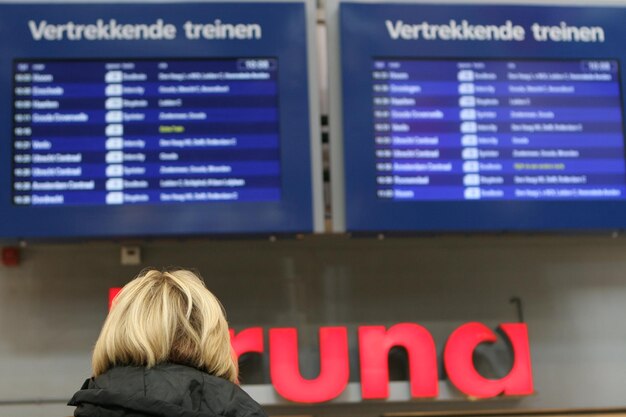 Achtergrond van vrouw met tekst op luchthaven