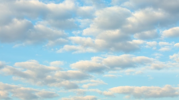 Achtergrond van witte wolken op blauwe hemel. Zachte focus