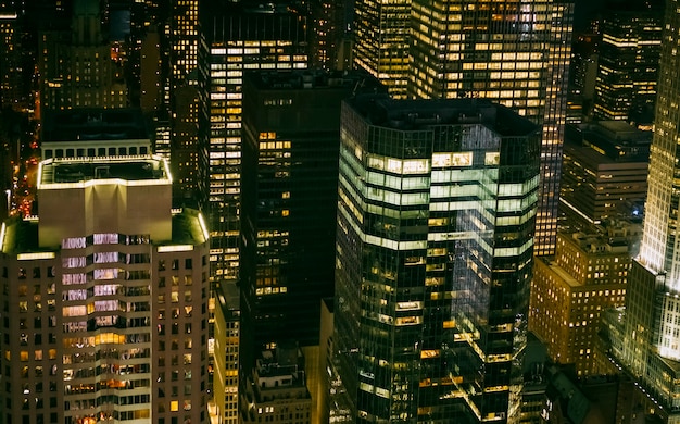 Achtergrond van wolkenkrabbers ramen 's nachts verlicht in Manhattan, New York City