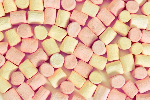 Achtergrond van zoete roze marshmallows Getinte afbeelding Bovenaanzicht Roze pastelfon