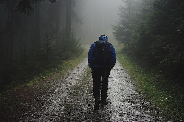 Foto achtergrond volledig beeld van een man die in het bos loopt