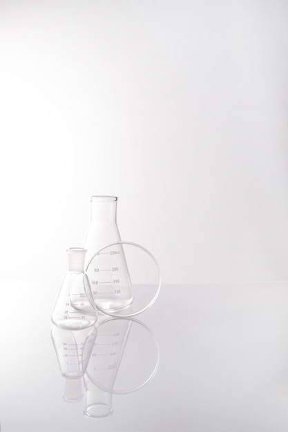 Achtergrond voor branding en productpresentatie. Lege Ã'Â hemical, biologische wetenschap laboratorium glaswerk collectie.