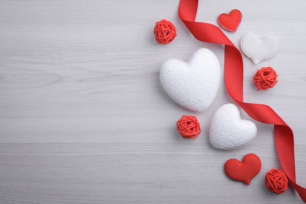 Achtergrond voor Valentijnsdag wenskaart. Valentijnsdag concept. Rode geschenk linten, geschenken, harten op een houten achtergrond. Bovenaanzicht.