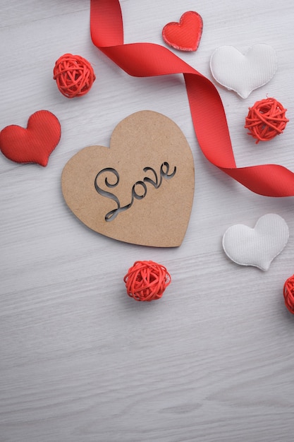 Achtergrond voor Valentijnsdag wenskaart. Valentijnsdag concept. Rode geschenk linten, geschenken, harten op een houten achtergrond. Bovenaanzicht.