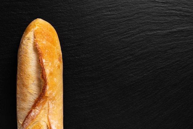 Achtergrond voor voedsel presentatie Frans stokbrood op zwarte leisteen bord met kopie ruimte