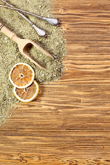 Achtergrond - yerba mate en bombilla op een houten tafel, ruimte voor tekst