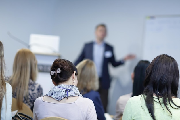 Achtergrondafbeelding van een zakenman die spreekt op een zakelijk seminar