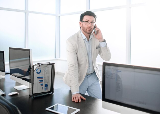 Achtergrondafbeelding van een zakenman in een modern kantoorconcept