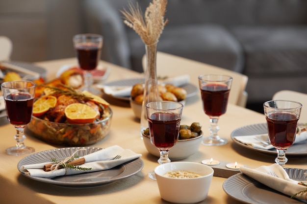 Achtergrondafbeelding van heerlijk eten en geroosterde kip aan Thanksgiving-tafel klaar voor etentje met vrienden en familie,