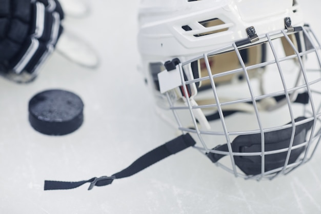 Achtergrondafbeelding van hockeyuitrusting liggend op ijs in openlucht schaatsen arena