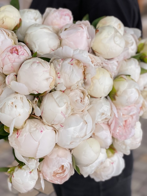 Achtergrondafbeelding van luxe bloemen in close-up Een boeket van delicate witte pioenrozen