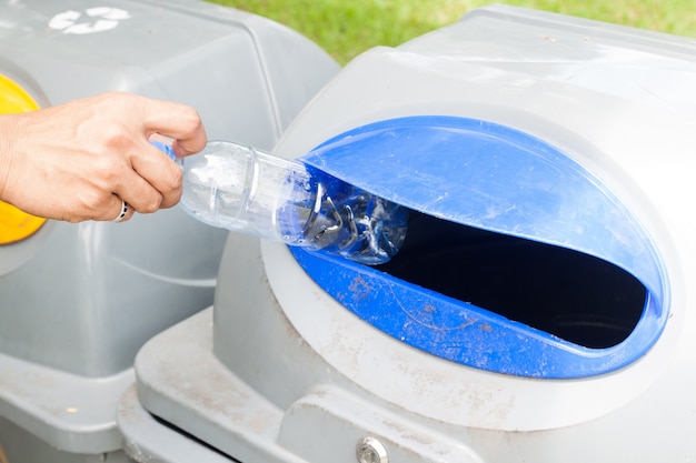 Achtergrondafval gele vuilnisbakken recyclen