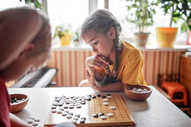 Foto achtergrondbeeld van broers en zussen die aan tafel spelen