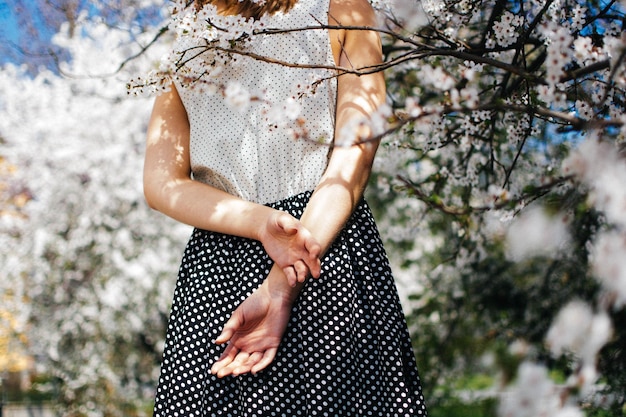 Achtergrondbeeld van de buik van een vrouw in de lente