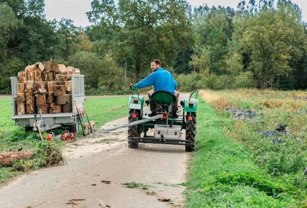Achtergrondbeeld van een boer die een tractor op het veld rijdt