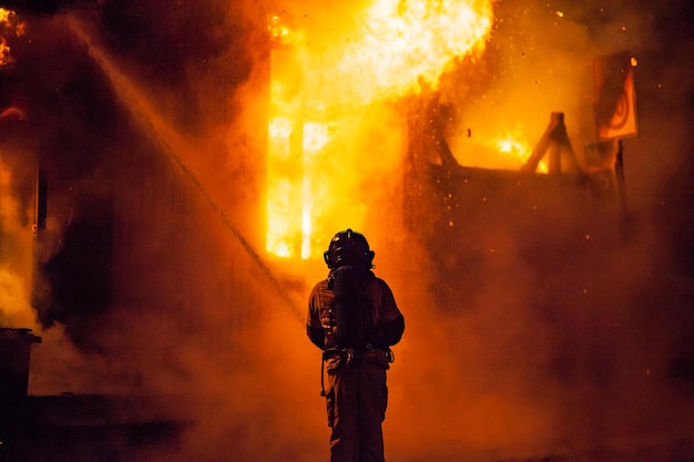 Achtergrondbeeld van een brandweerman's nachts