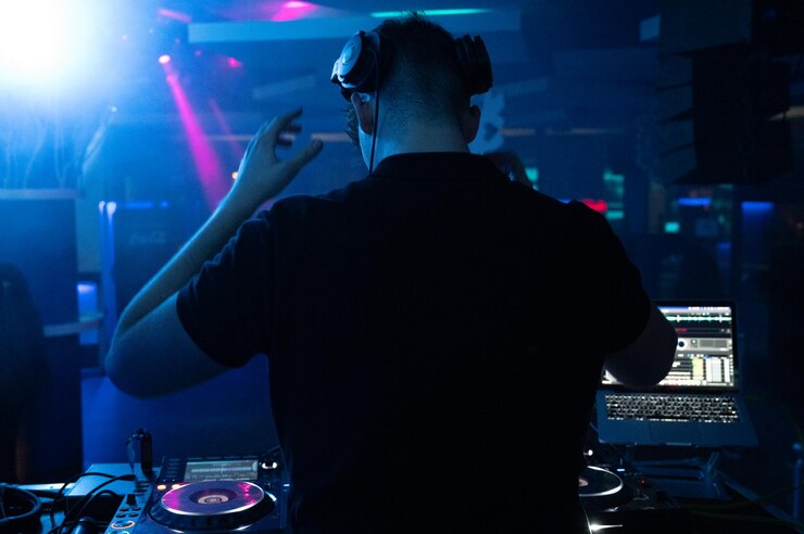 Foto achtergrondbeeld van een dj die muziek speelt in een club