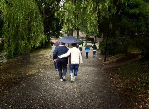 Achtergrondbeeld van een echtpaar dat op de weg loopt