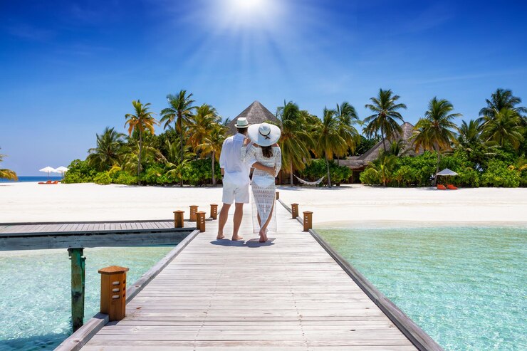 Foto achtergrondbeeld van een echtpaar dat op een pier tegen de lucht staat