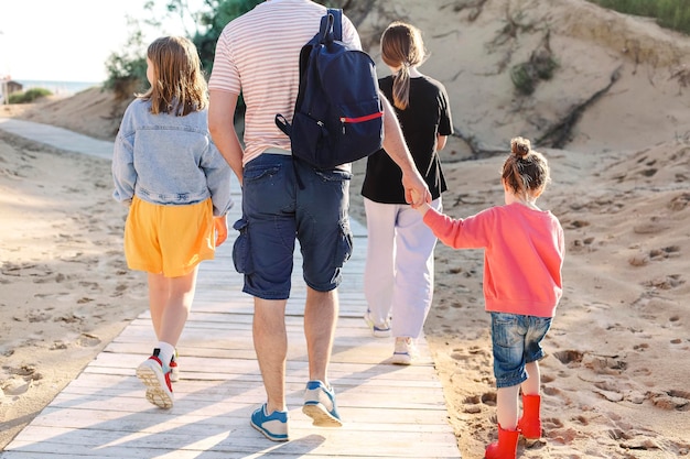 Achtergrondbeeld van een echtpaar dat op het zand op het strand loopt
