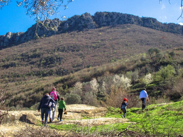 Achtergrondbeeld van een familie die op de berg wandelt