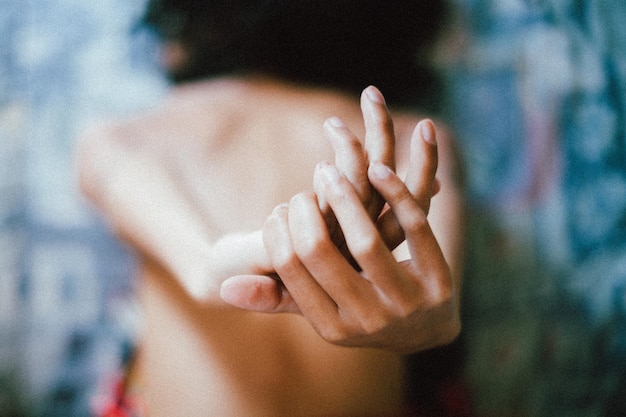 Achtergrondbeeld van een jonge vrouw die haar handen op het bed strekt thuis