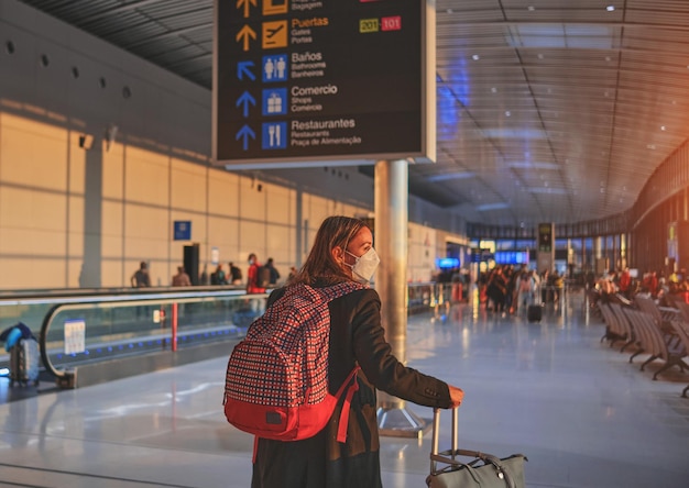Achtergrondbeeld van een jonge vrouw die in de stad staat