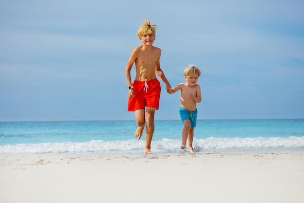 Achtergrondbeeld van een jonge vrouw die op het strand staat