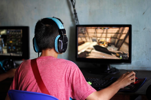 Achtergrondbeeld van een jongen die op de computer speelt
