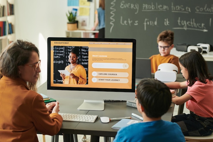 Foto achtergrondbeeld van een jongen die op school met de leraar een computer gebruikt