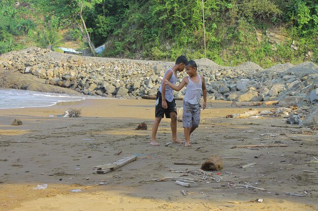 Foto achtergrondbeeld van een koppel dat op het strand zoent