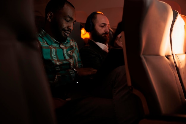 Achtergrondbeeld van een man die een mobiele telefoon gebruikt