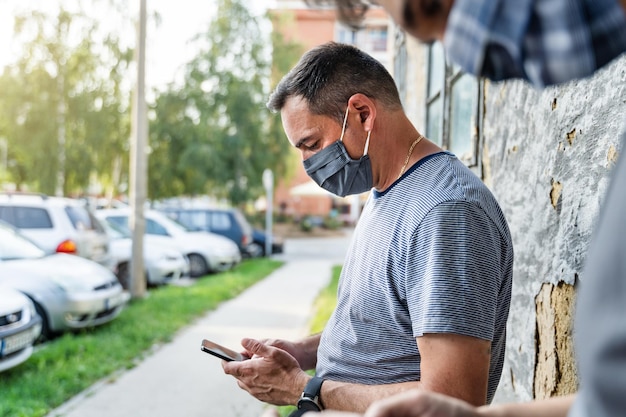 Achtergrondbeeld van een man die een mobiele telefoon in de auto gebruikt